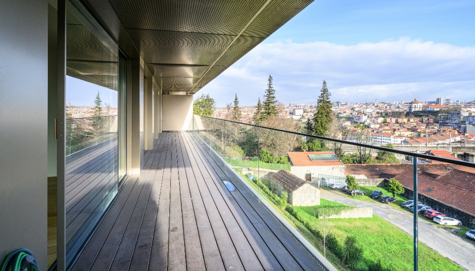 Piso de 3 dormitorios con balcón en alquiler Vila Nova Gaia, Portugal_353420