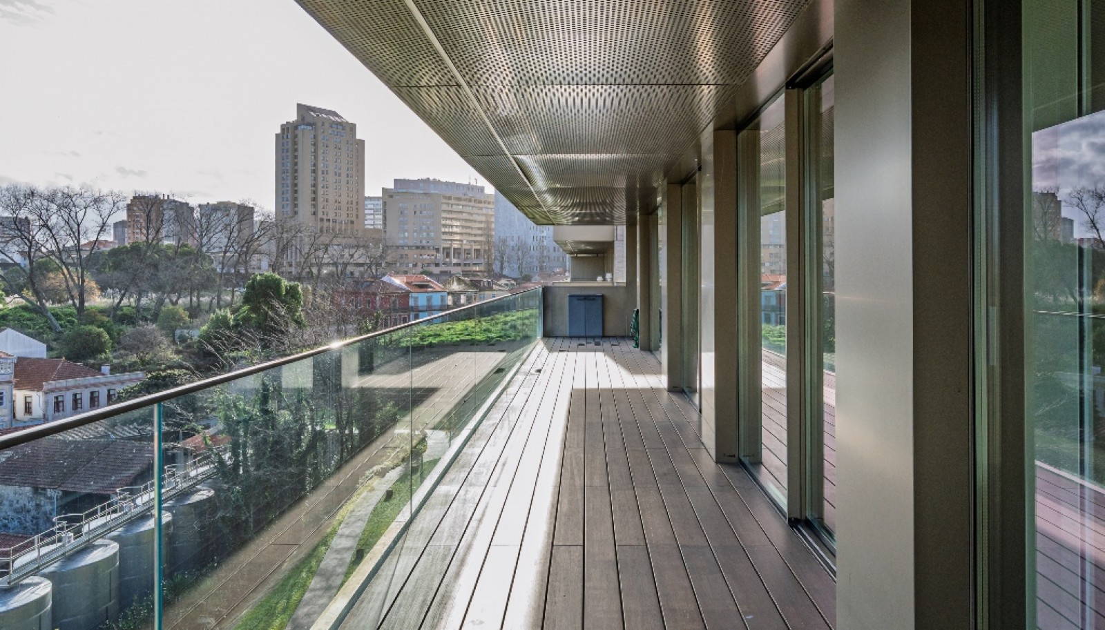 Piso de 3 dormitorios con balcón en alquiler Vila Nova Gaia, Portugal_353421