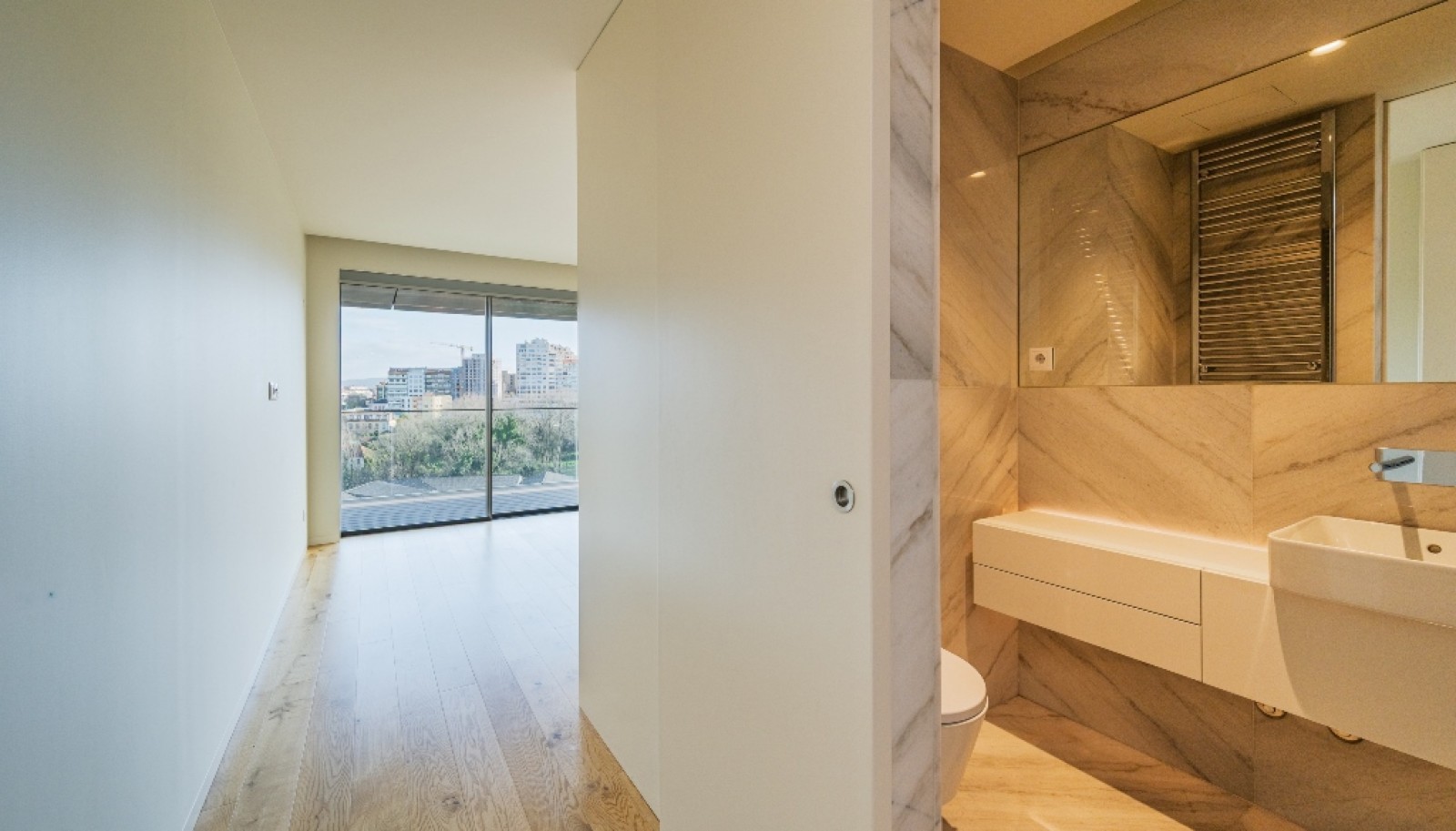 Piso de 3 dormitorios con balcón en alquiler Vila Nova Gaia, Portugal_353426