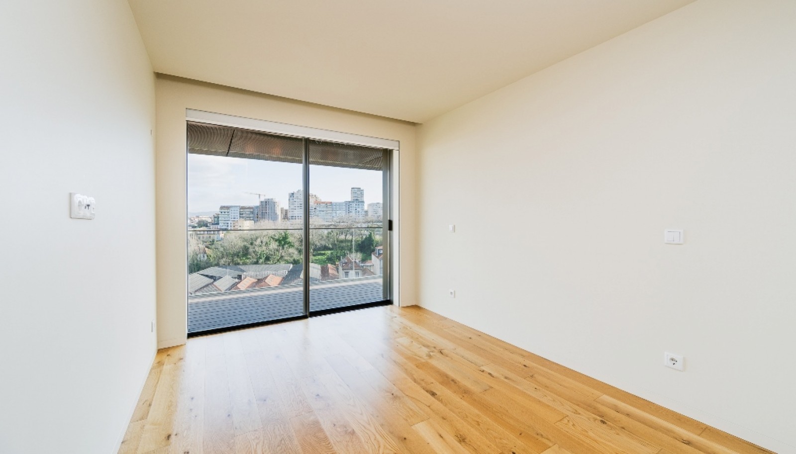 Piso de 3 dormitorios con balcón en alquiler Vila Nova Gaia, Portugal_353427