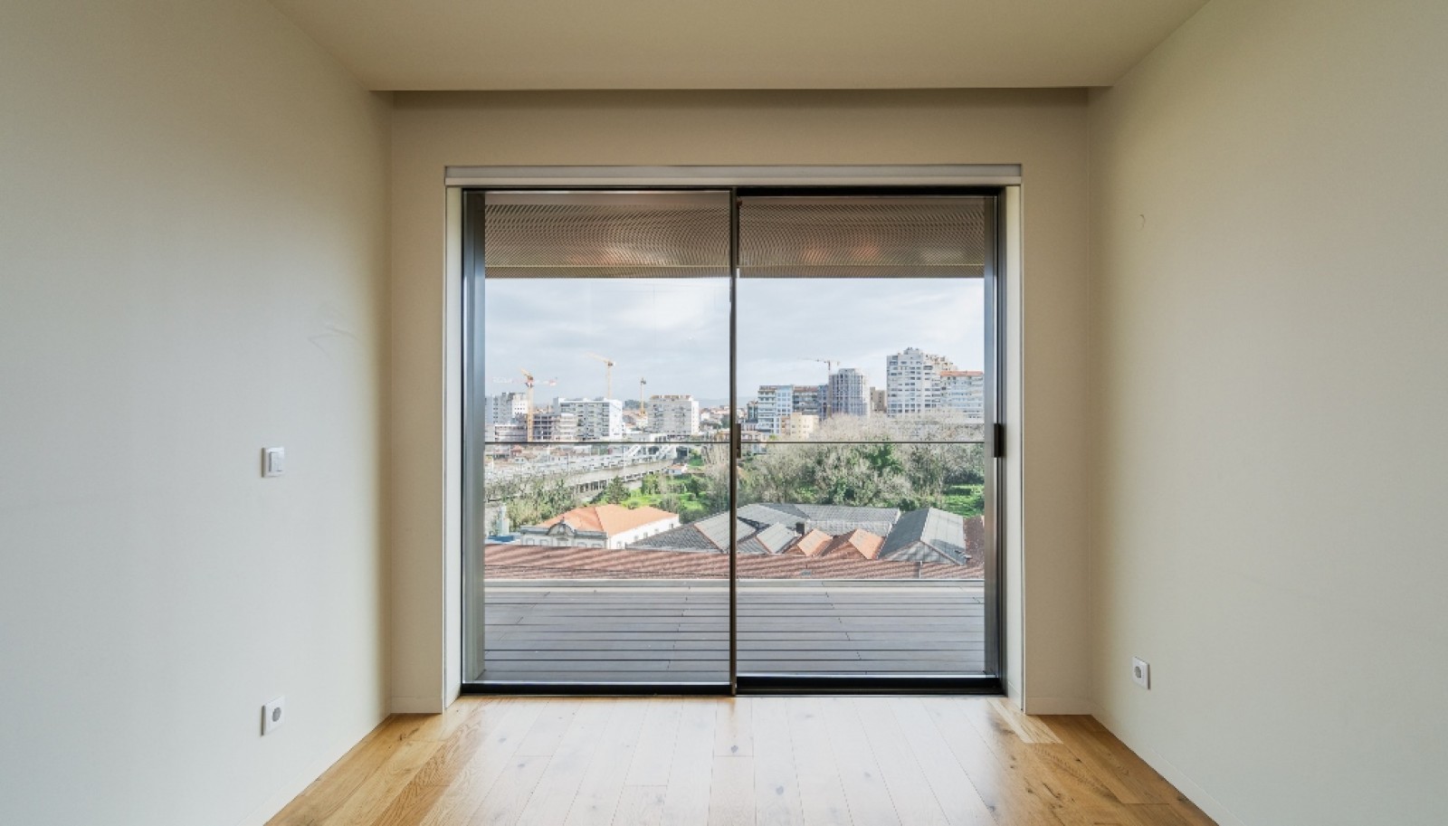 Piso de 3 dormitorios con balcón en alquiler Vila Nova Gaia, Portugal_353432