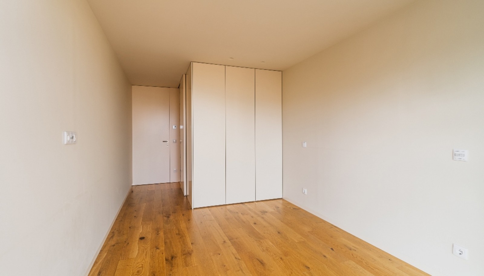 Piso de 3 dormitorios con balcón en alquiler Vila Nova Gaia, Portugal_353435