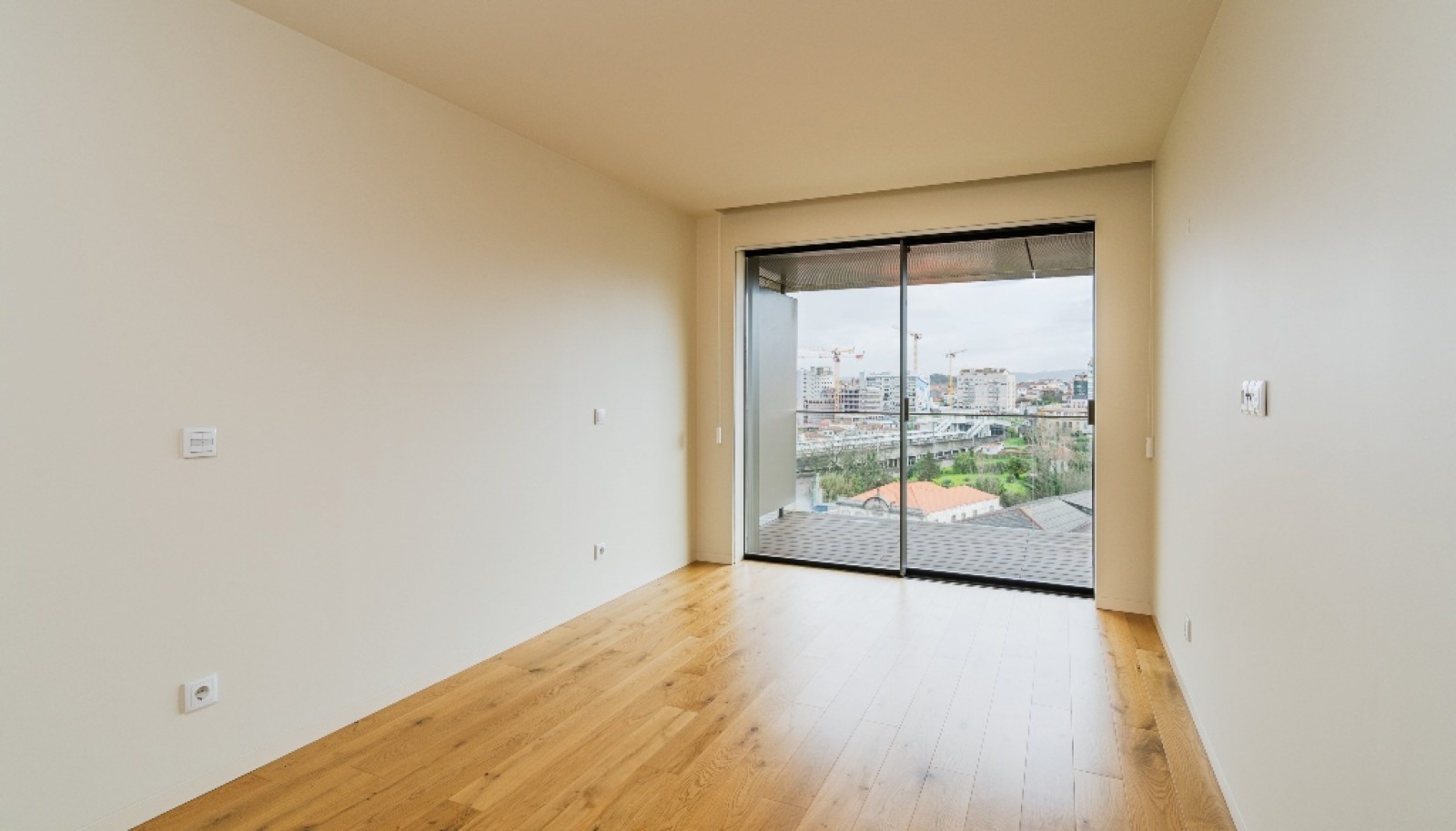 Piso de 3 dormitorios con balcón en alquiler Vila Nova Gaia, Portugal_353437