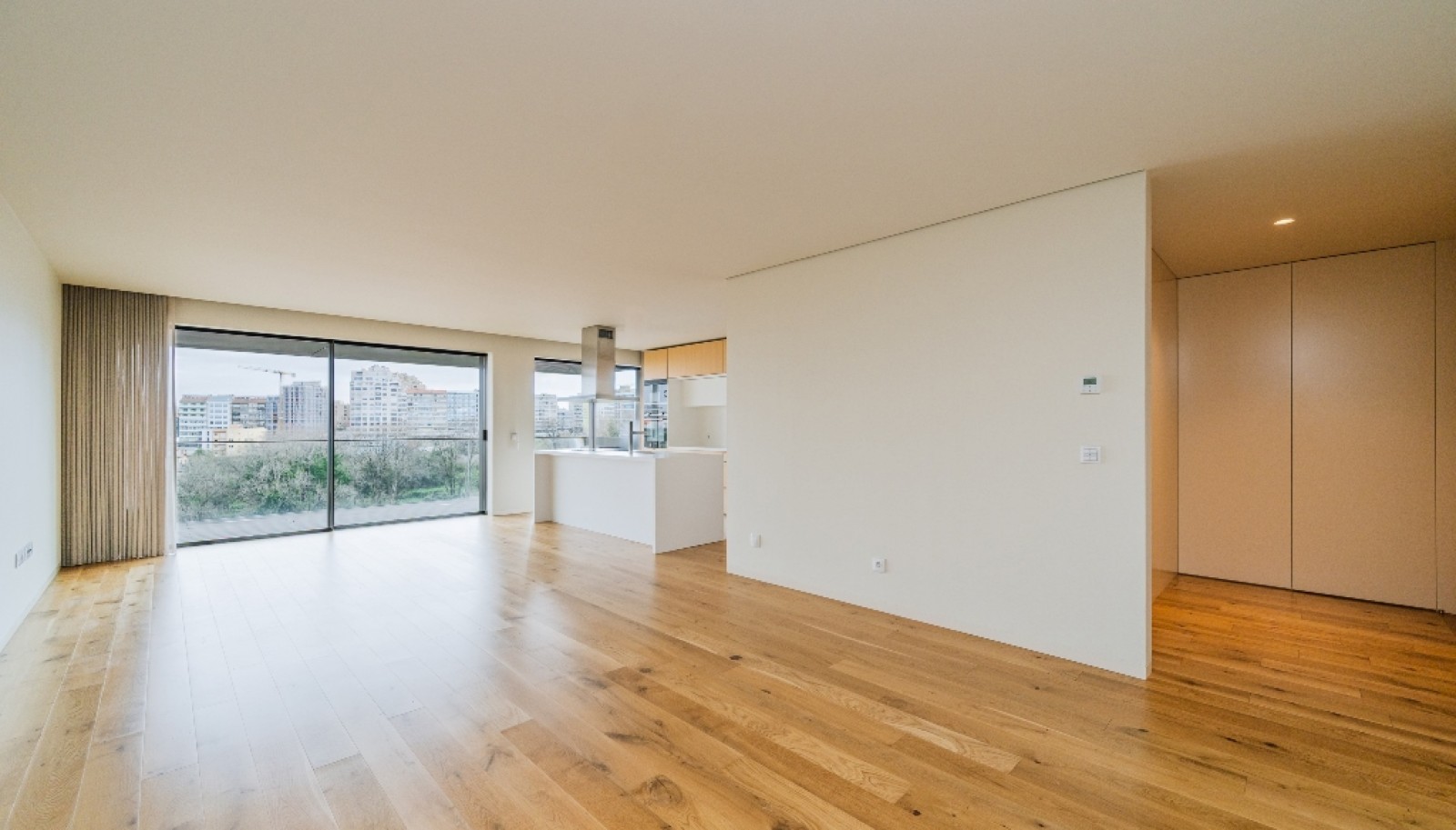 Piso de 3 dormitorios con balcón en alquiler Vila Nova Gaia, Portugal_353438