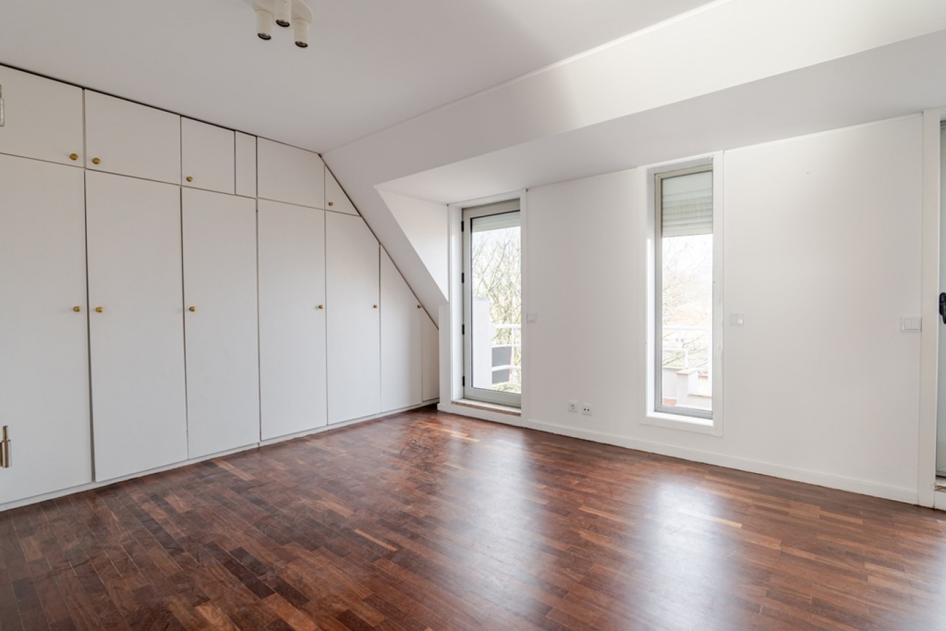 Three bedroom duplex flat with balconies for sale in Porto, Portugal_353637