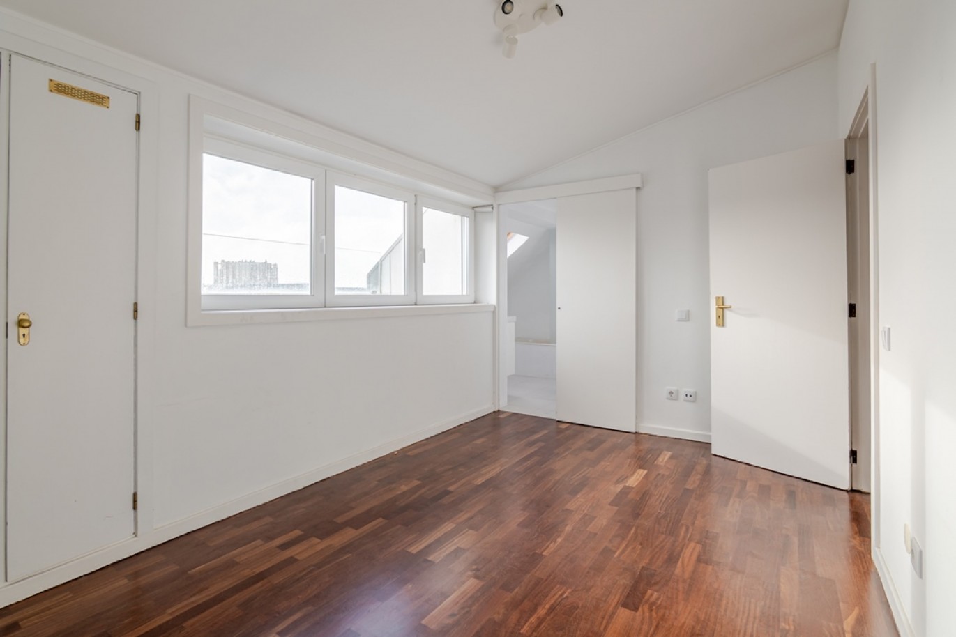 Three bedroom duplex flat with balconies for sale in Porto, Portugal_353658