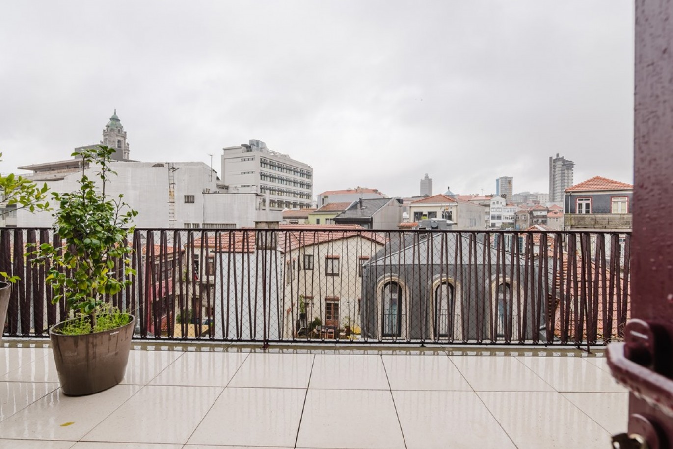 Apartamento T4 com varandas para venda no centro do Porto_354468