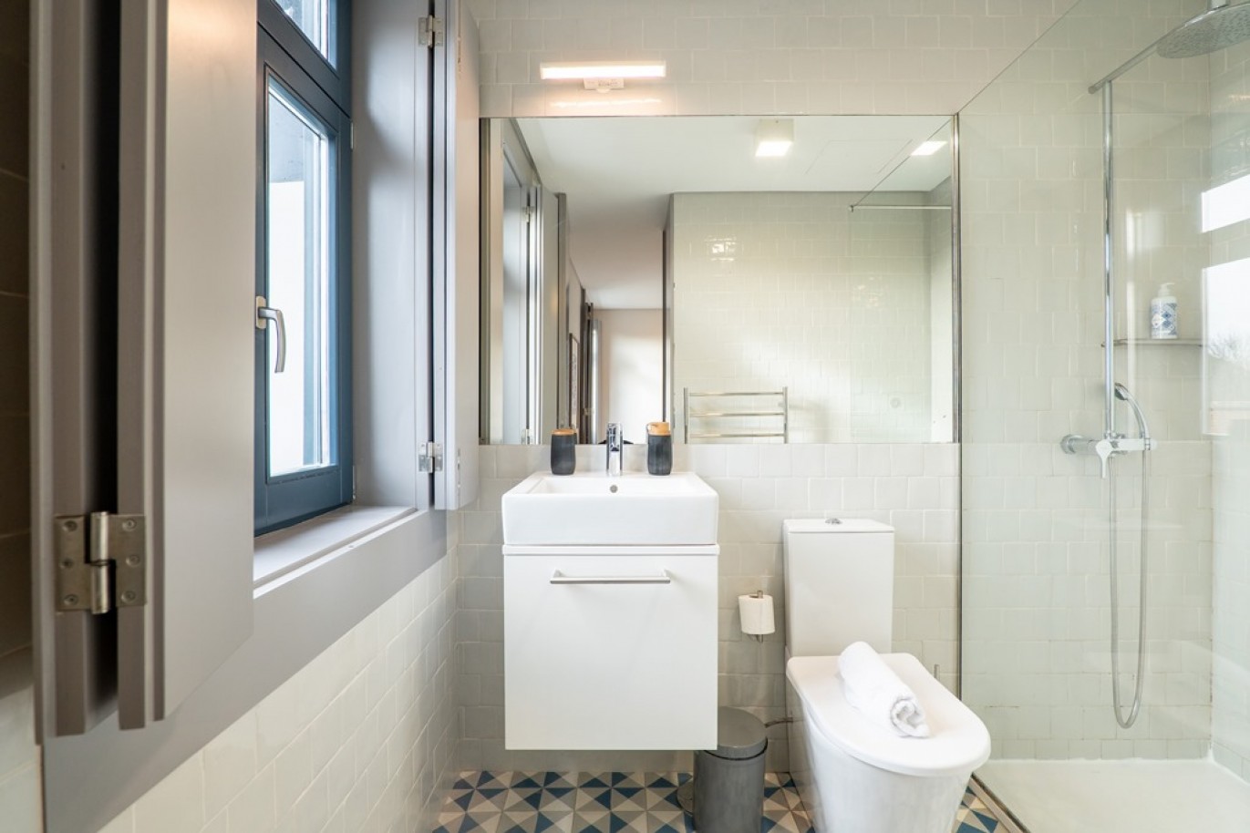 Zwei-Zimmer-Wohnung in Local Accommodation im Zentrum Porto, Portugal_354755