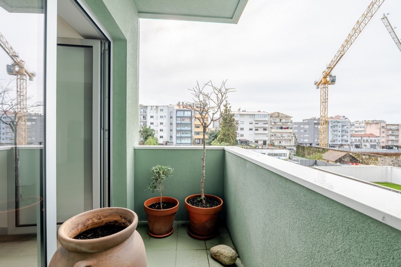 Two bedroom flat with balcony for sale in center of Porto, Portugal_357067