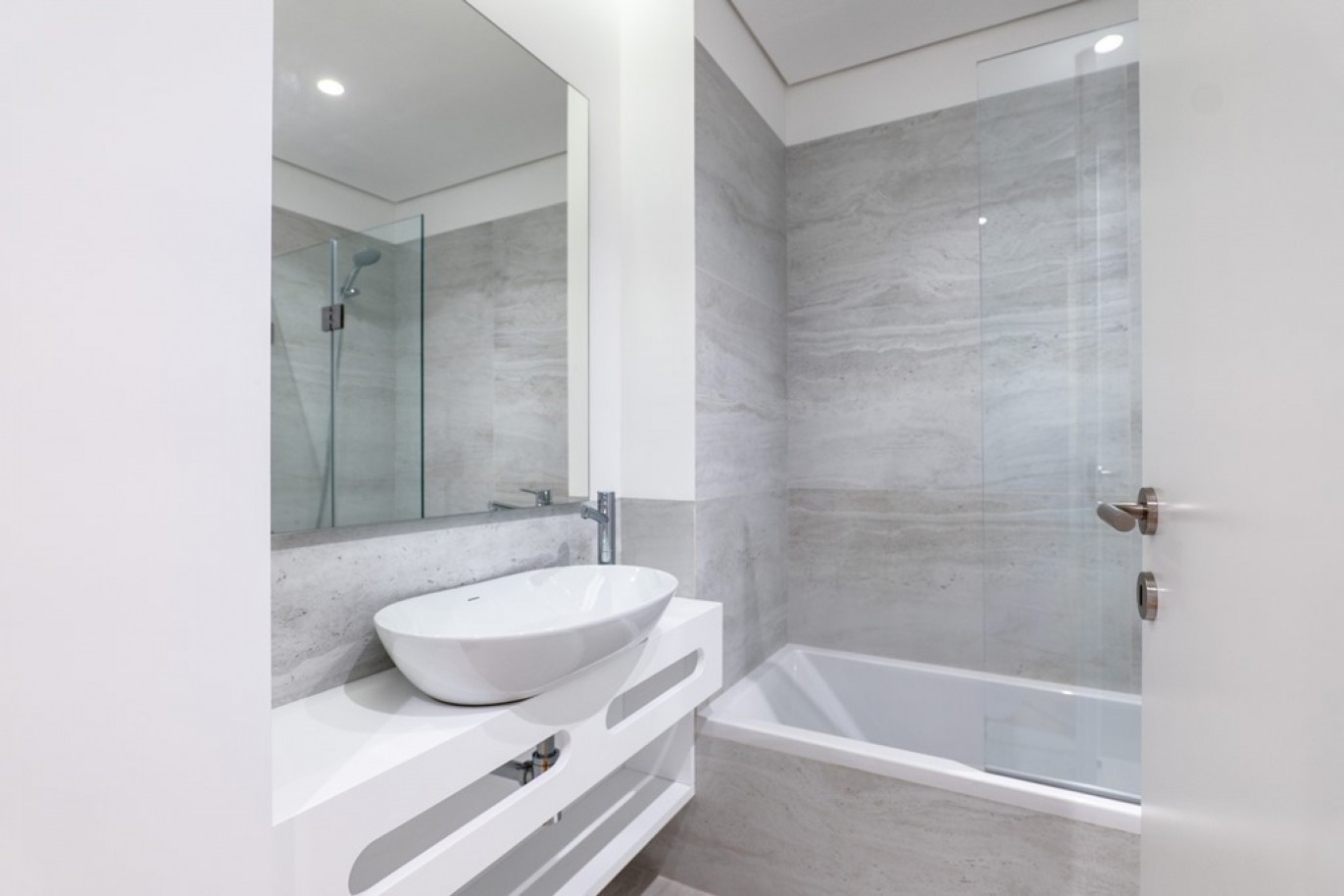 Refurbished 3-bedroom apartment for sale on Boavista in Porto, Portugal_357946