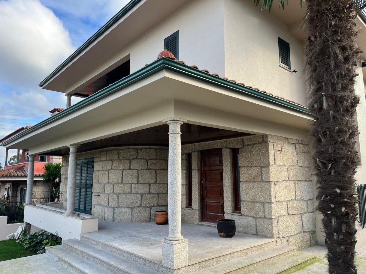 Refurbished four-bedroom villa with garden for sale in Maia_358036