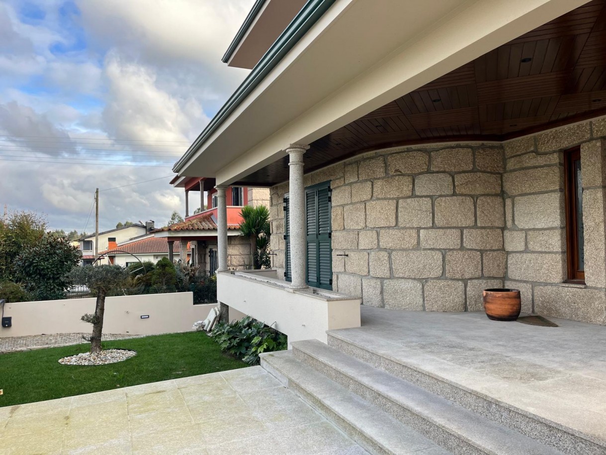 Refurbished four-bedroom villa with garden for sale in Maia_358039