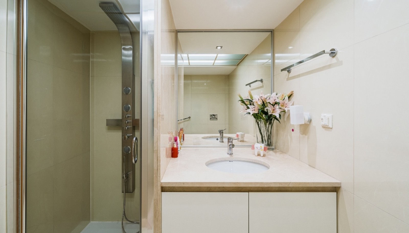 Three bedroom flatt with balcony for sale Leça da Palmeira, Portugal_358133