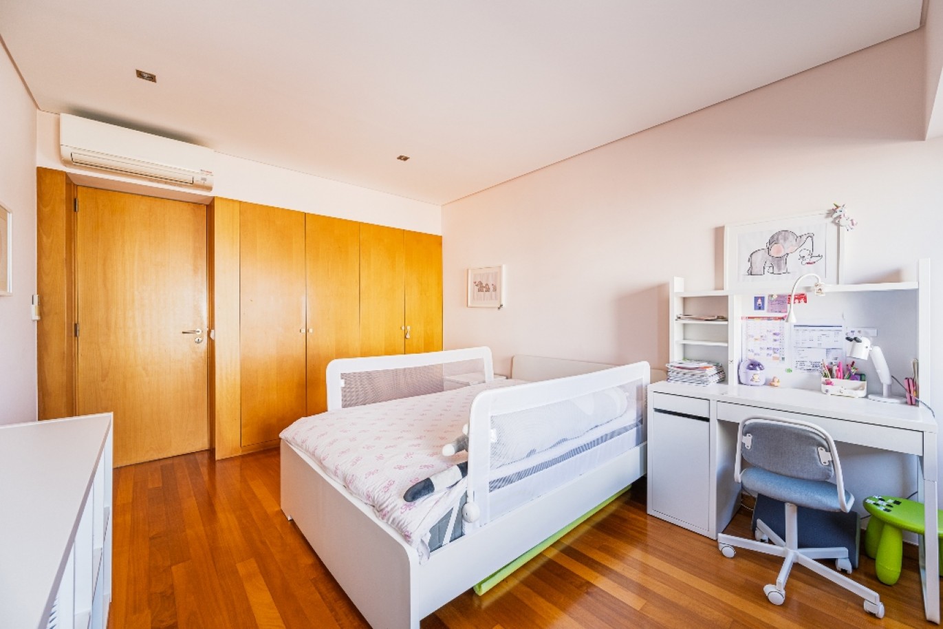 Three bedroom flatt with balcony for sale Leça da Palmeira, Portugal_358135