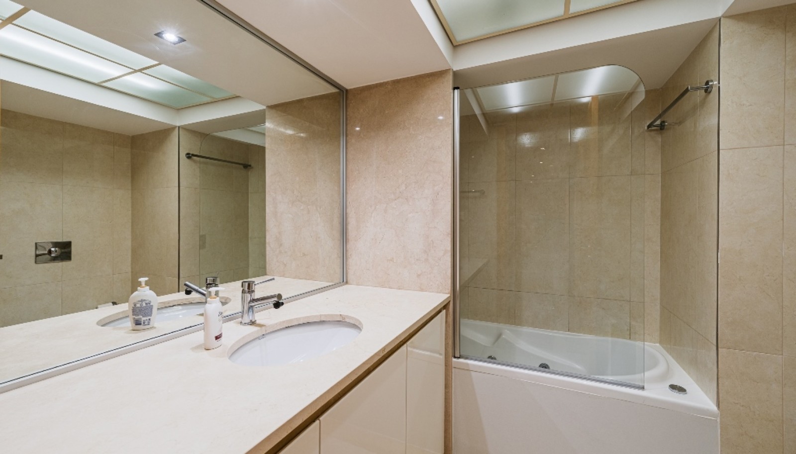 Three bedroom flatt with balcony for sale Leça da Palmeira, Portugal_358138