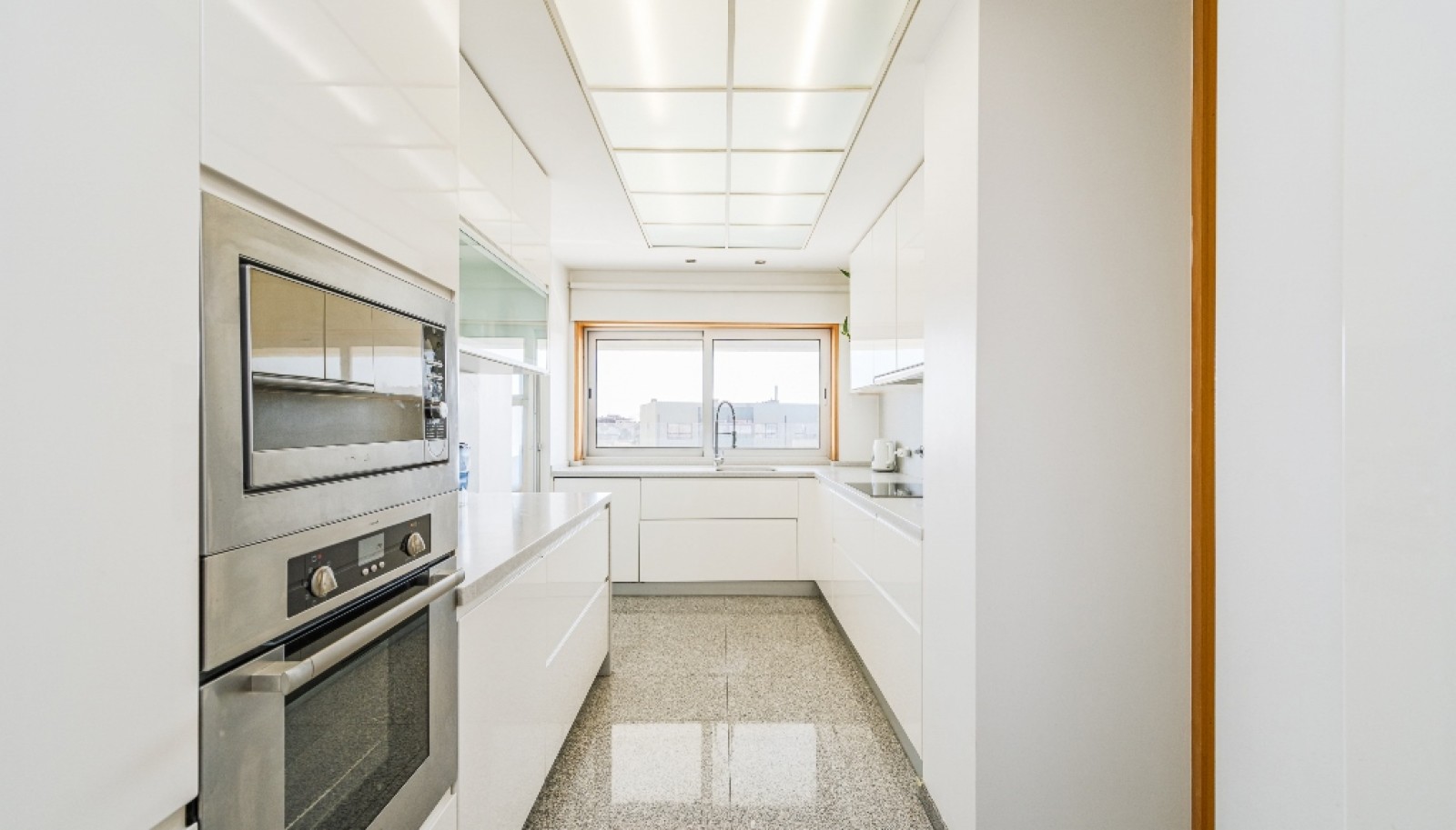 Three bedroom flatt with balcony for sale Leça da Palmeira, Portugal_358144