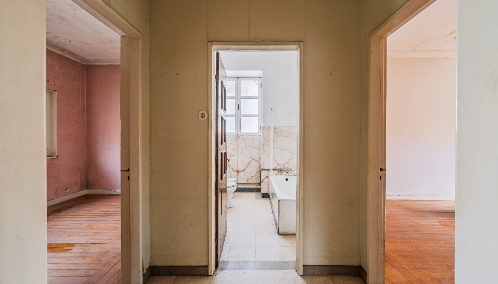 Moradia V4 com jardim para reabilitar à venda no Porto, Portugal_358819