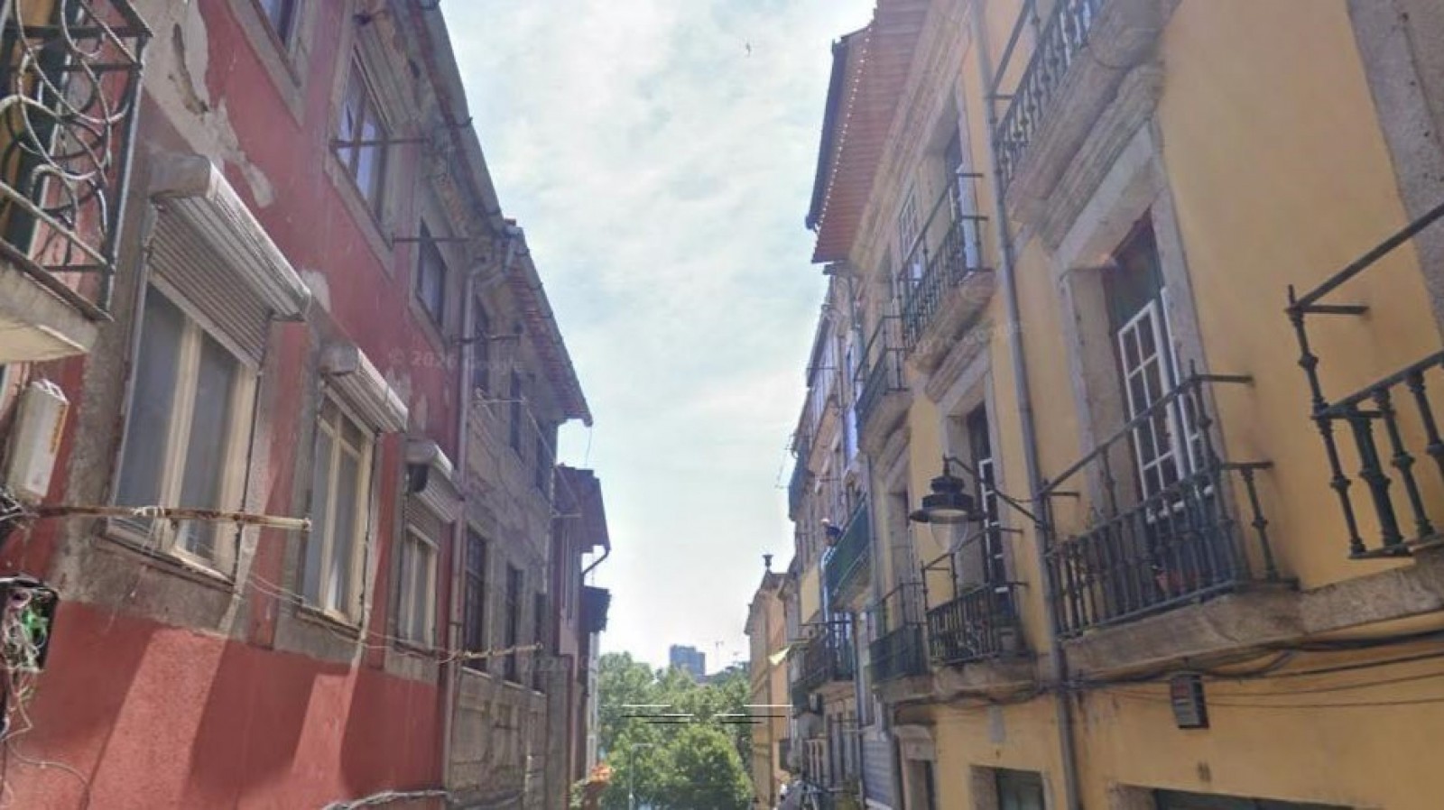 Prédio para recuperar à venda na zona histórica do Porto_358950