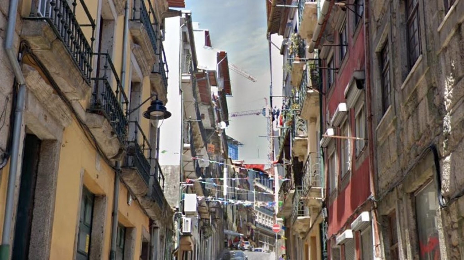 Prédio para recuperar à venda na zona histórica do Porto_358952