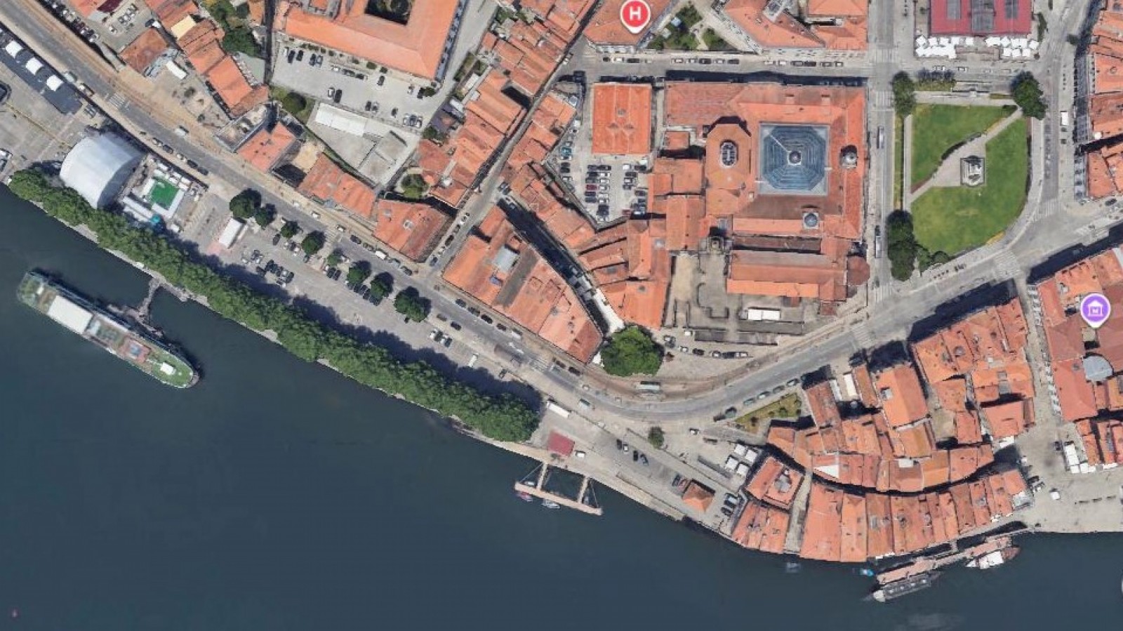 Prédio para recuperar à venda na zona histórica do Porto_358953