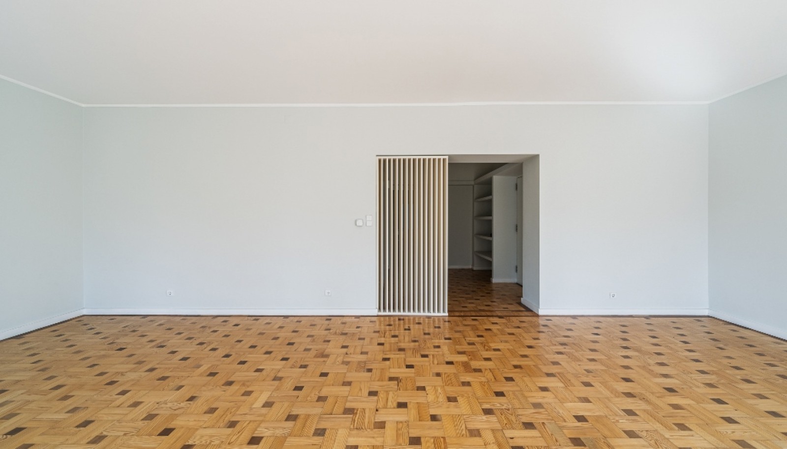 Apartment with balcony to rent in Passeio Alegre in Porto, Portugal_359704