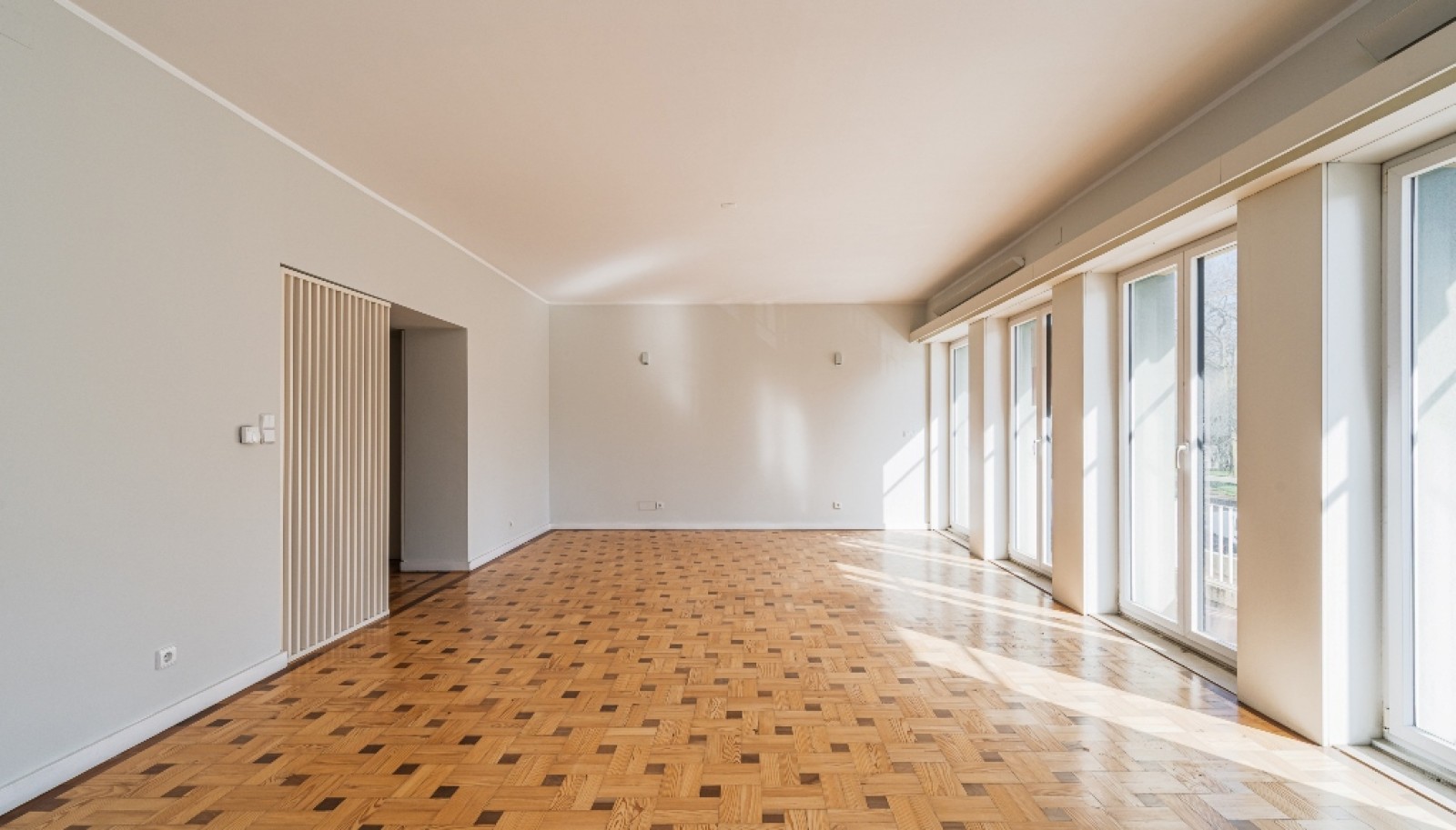 Apartment with balcony to rent in Passeio Alegre in Porto, Portugal_359706