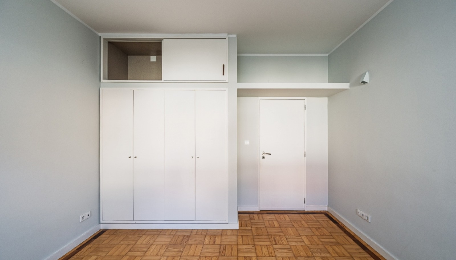 Apartment with balcony to rent in Passeio Alegre in Porto, Portugal_359716