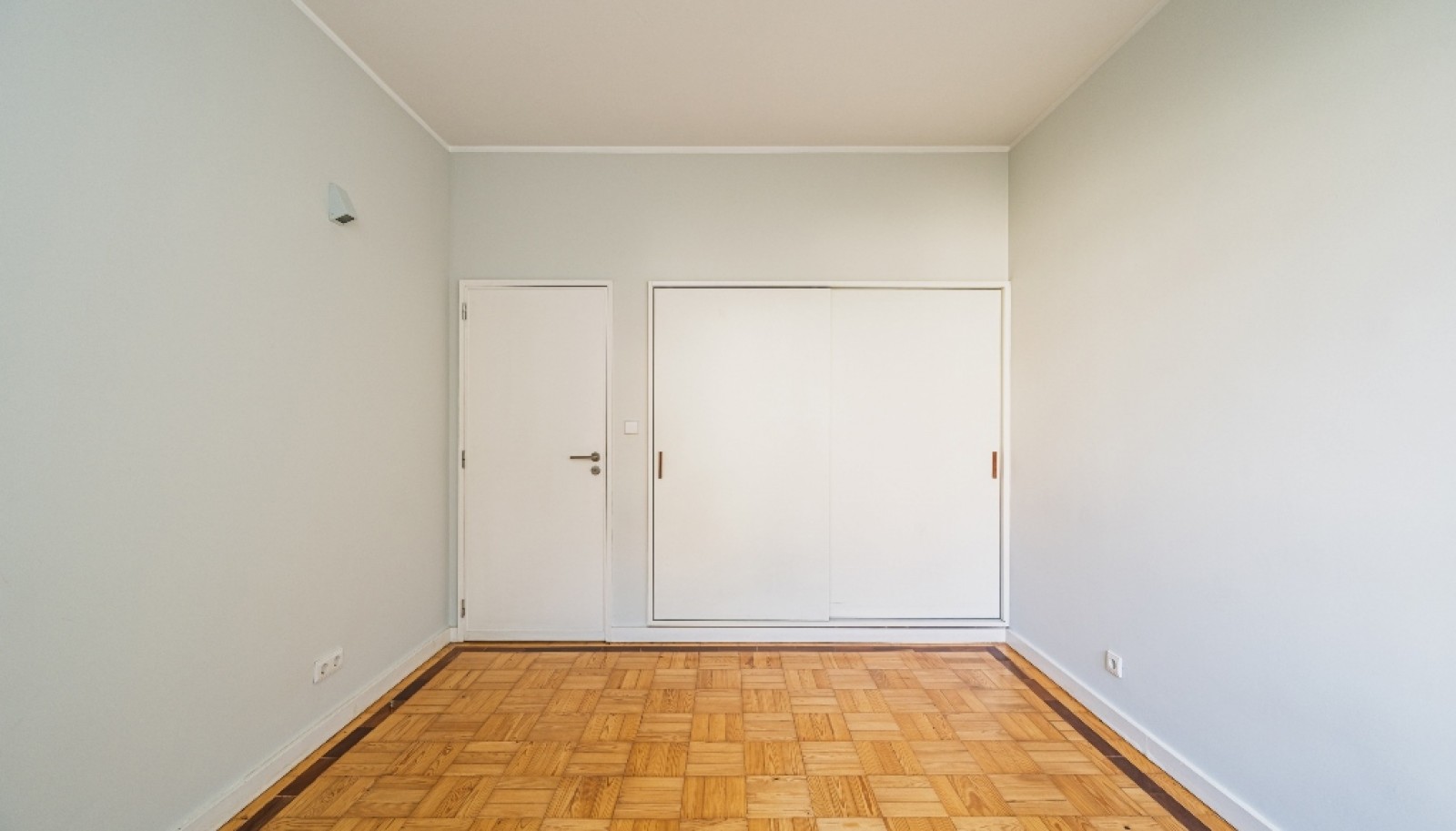 Apartment with balcony to rent in Passeio Alegre in Porto, Portugal_359717