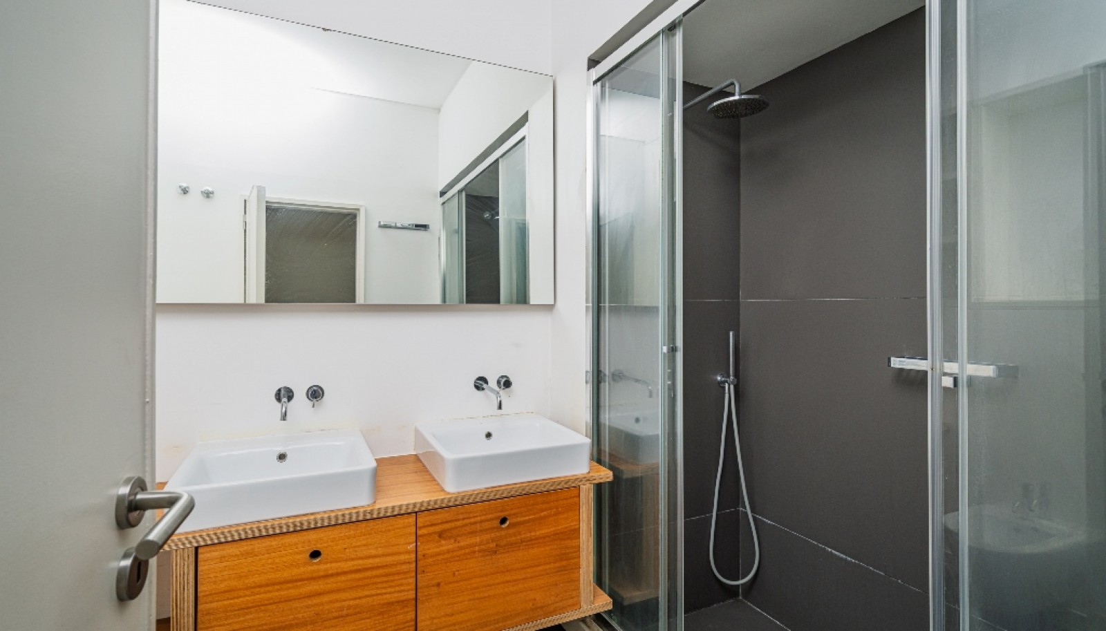 Apartment with balcony to rent in Passeio Alegre in Porto, Portugal_359721