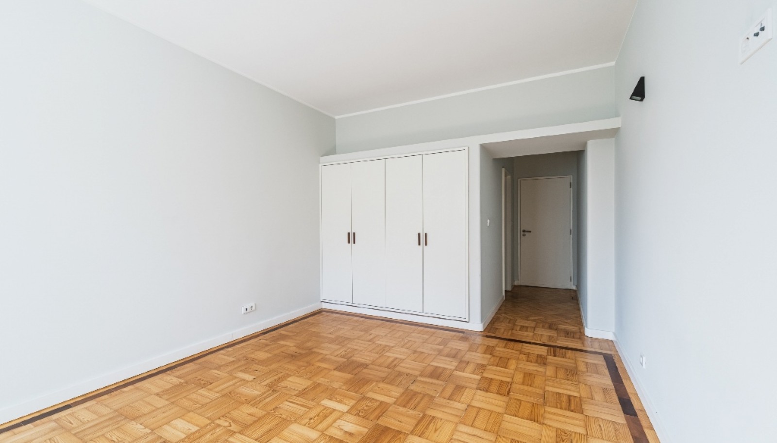 Apartment with balcony to rent in Passeio Alegre in Porto, Portugal_359722