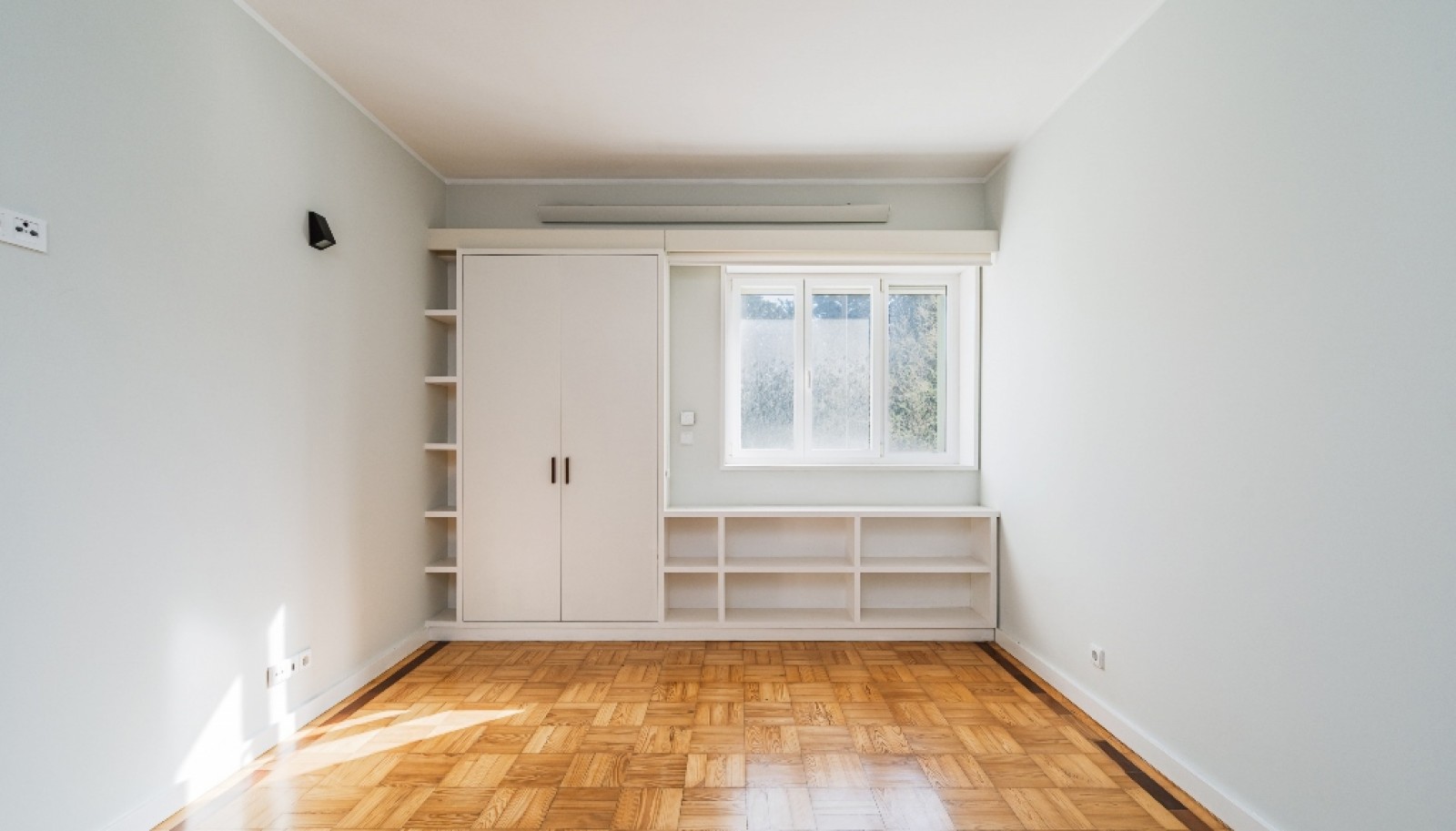 Apartment with balcony to rent in Passeio Alegre in Porto, Portugal_359723