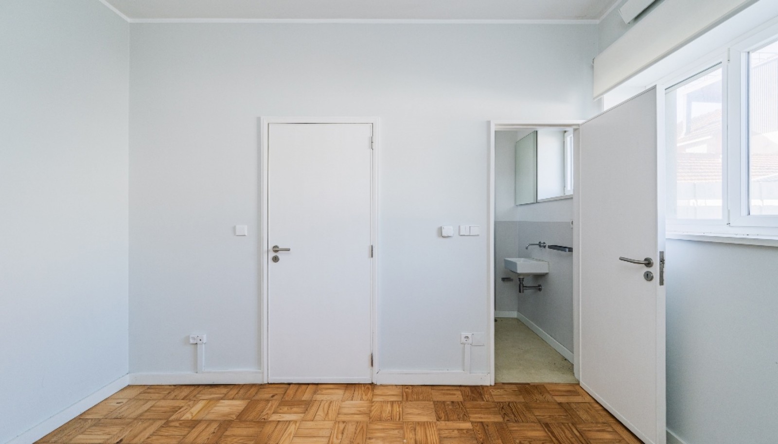 Apartment with balcony to rent in Passeio Alegre in Porto, Portugal_359732