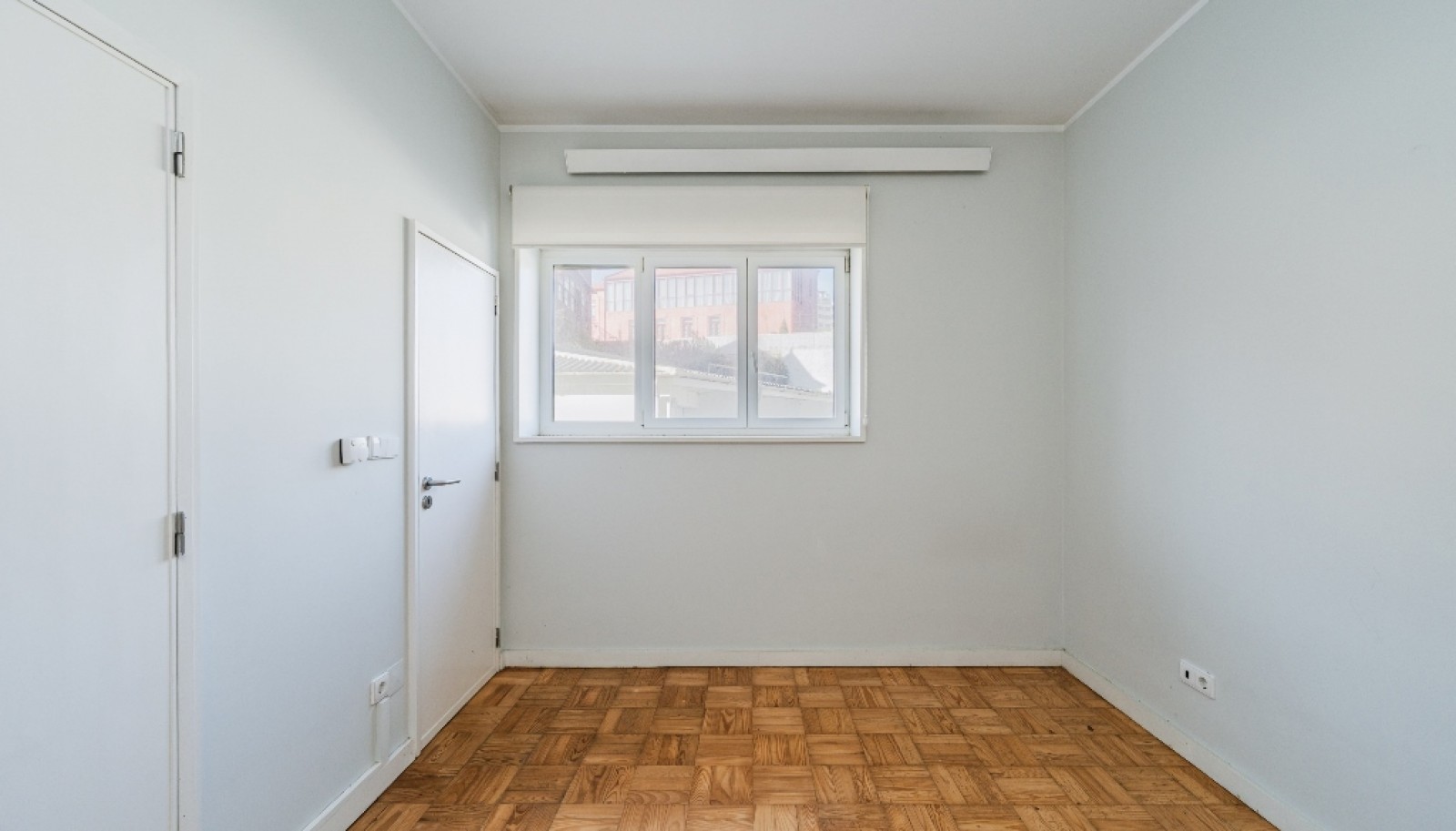 Apartment with balcony to rent in Passeio Alegre in Porto, Portugal_359733