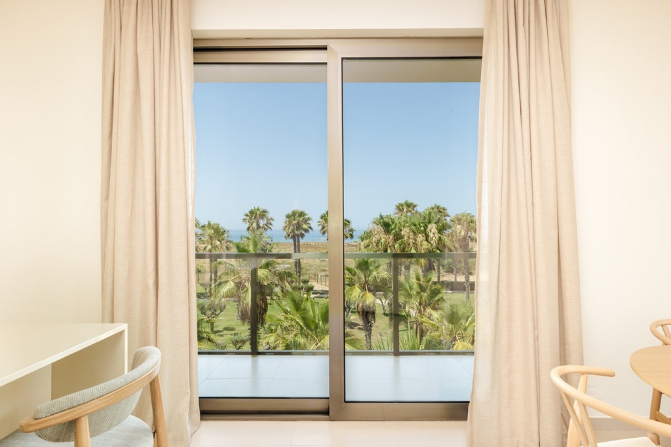 Apartamento T1+1 à venda com acesso direto à praia dos Salgados, Algarve_360442