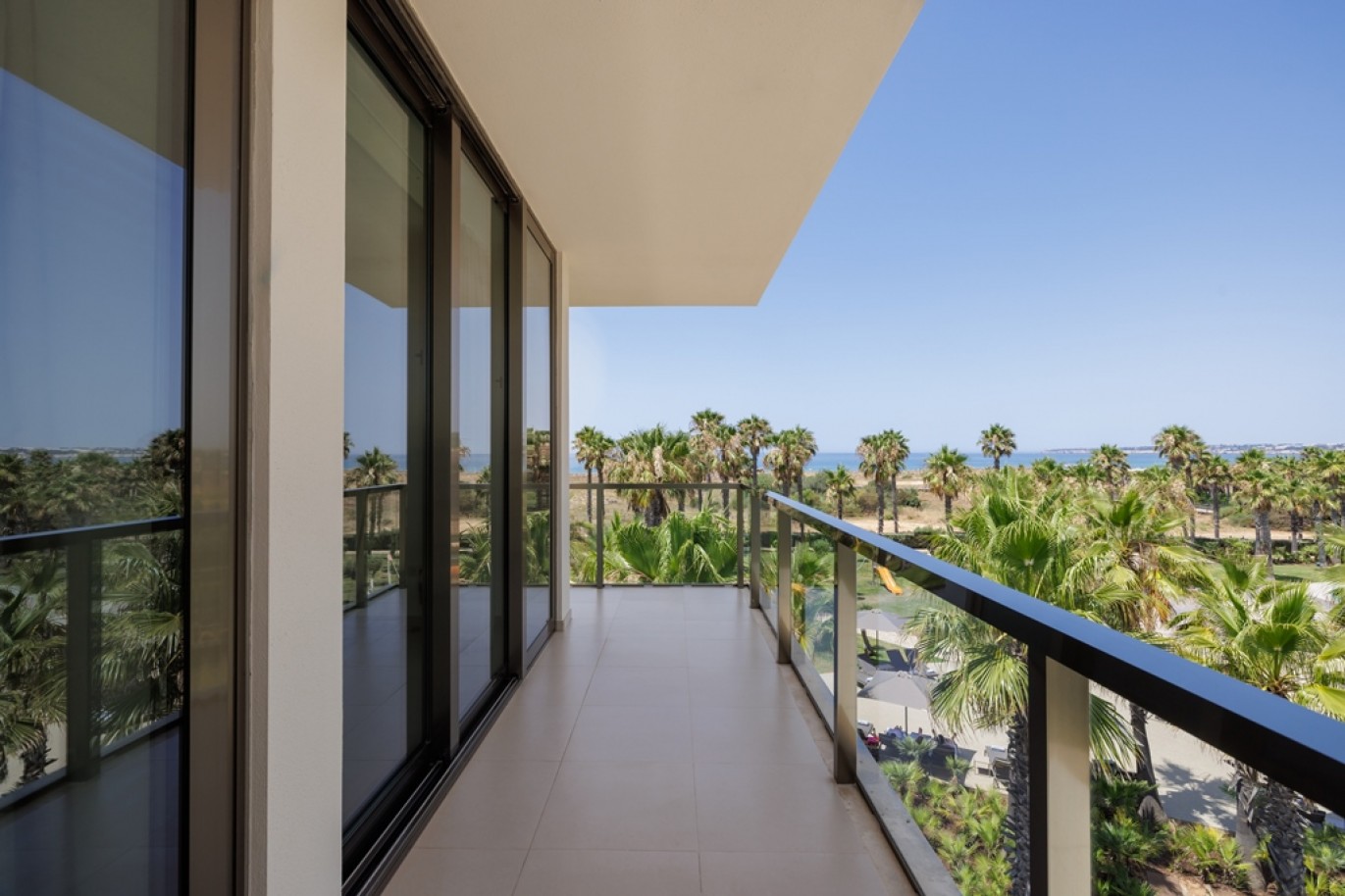 Apartamento T1+1 à venda com acesso direto à praia dos Salgados, Algarve_360446