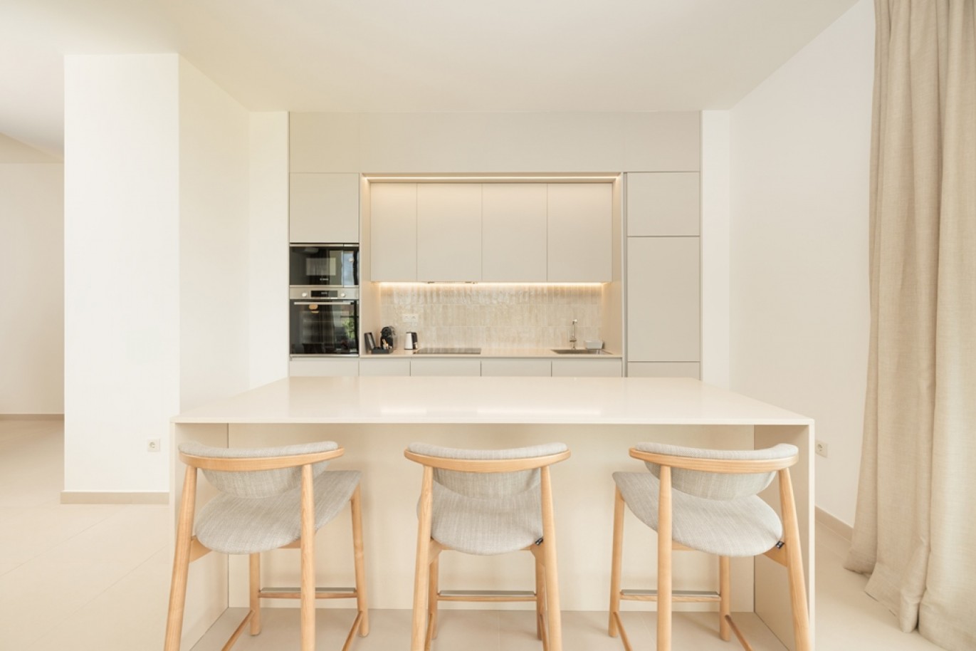 Apartamento T1+1 à venda com acesso direto à praia dos Salgados, Algarve_360450