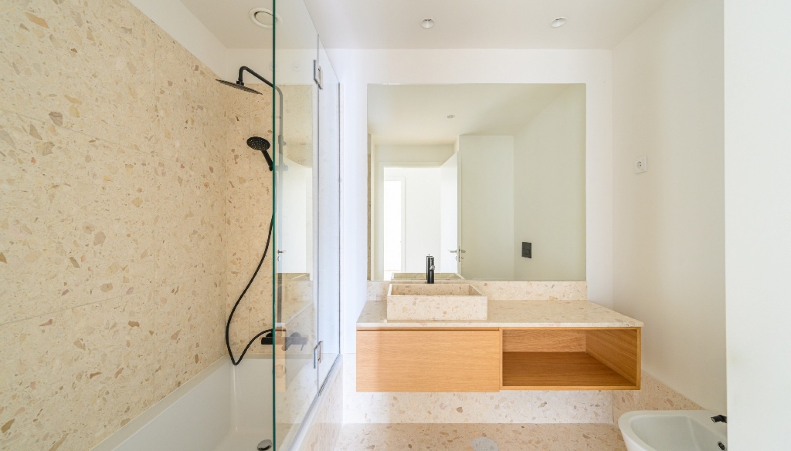 New three-bedroom apartment with balconies for sale in Porto, Portugal_361809