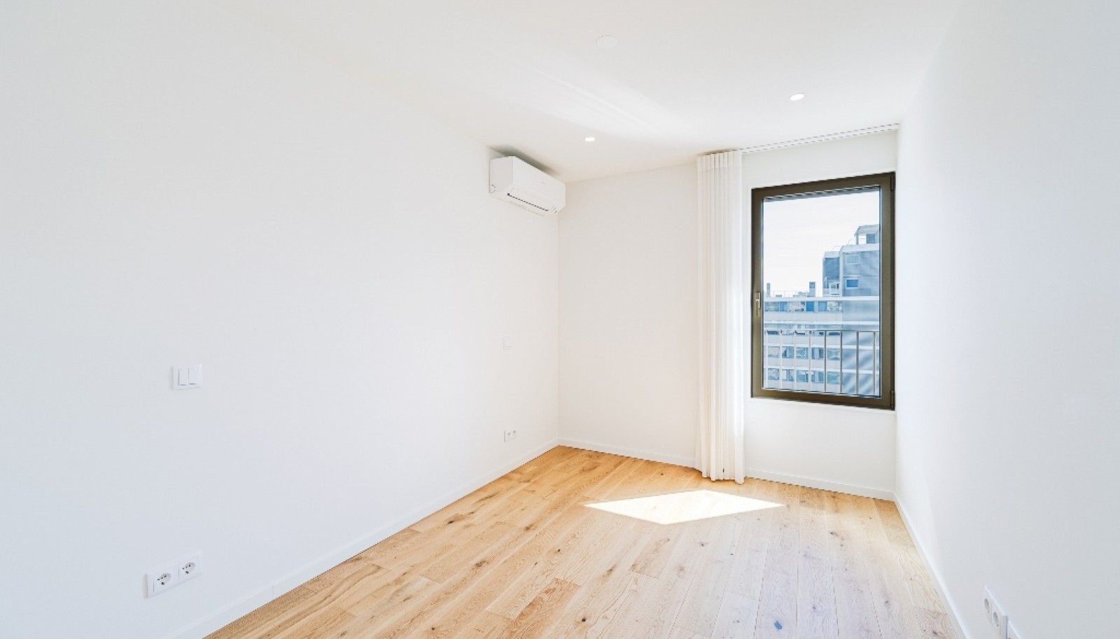 New 3 bedroom apartment with balconies for sale in Porto, Portugal_362855