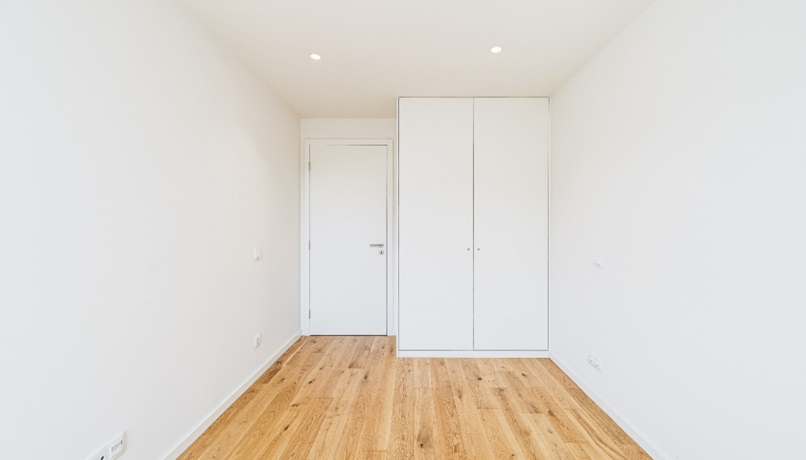 New 3 bedroom apartment with balconies for sale in Porto, Portugal_362856