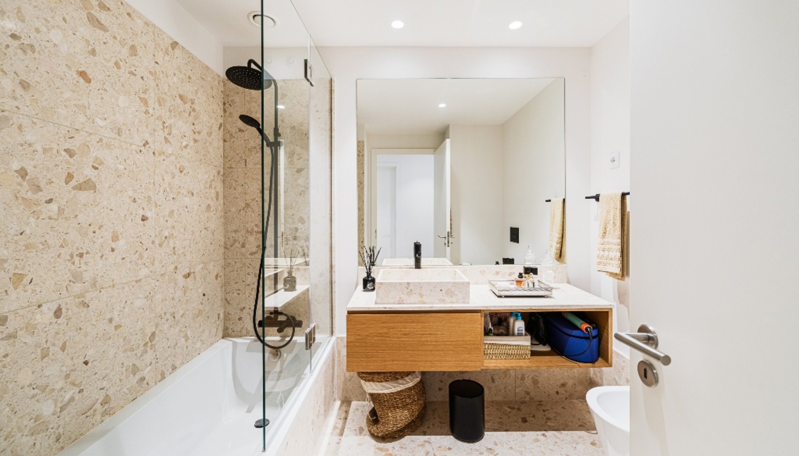 New 3 bedroom apartment with balconies for sale in Porto, Portugal_362857