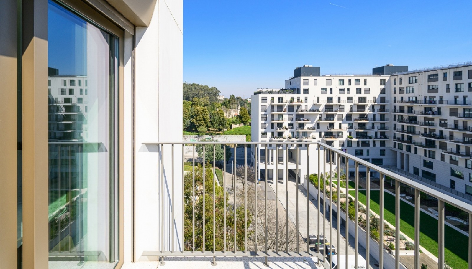 New 3 bedroom apartment with balconies for sale in Porto, Portugal_362865