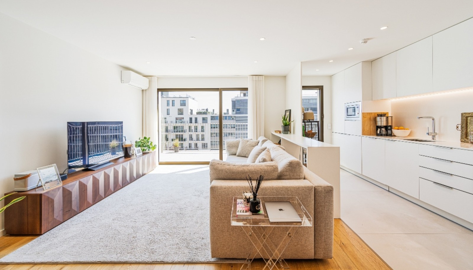 New 3 bedroom apartment with balconies for sale in Porto, Portugal_362874