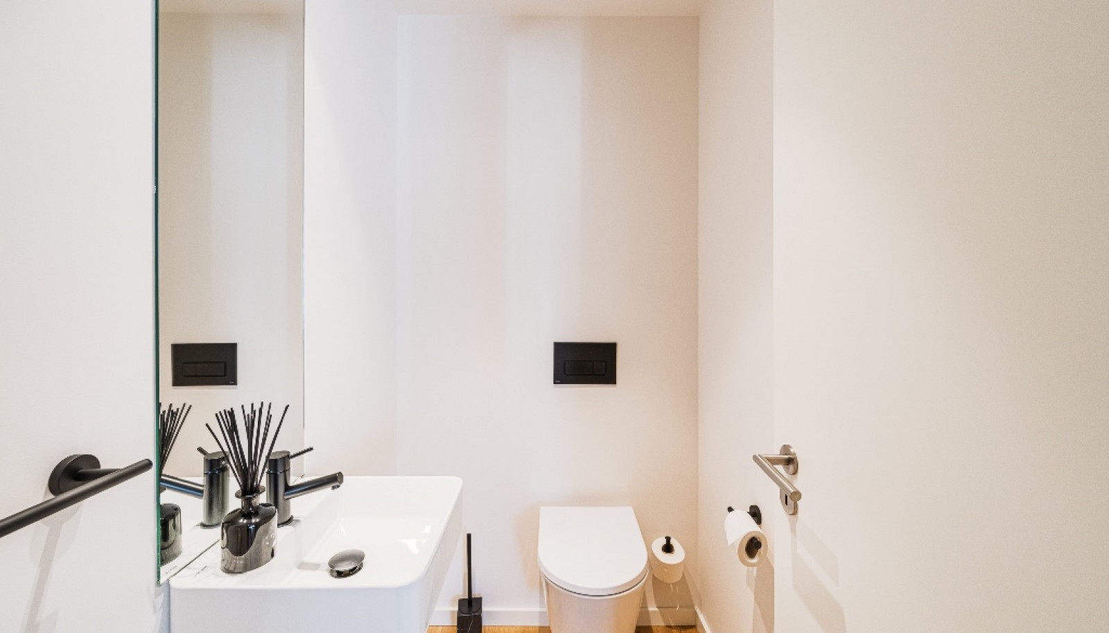 New 3 bedroom apartment with balconies for sale in Porto, Portugal_362883