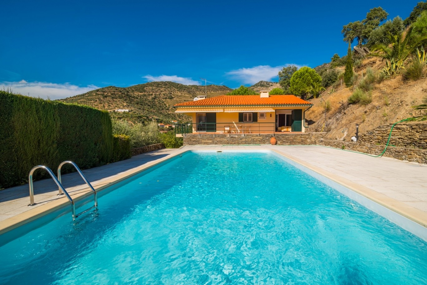 Haus mit Blick auf den Douro Fluss, Douro-Demarkations-Region, Portugal_362946