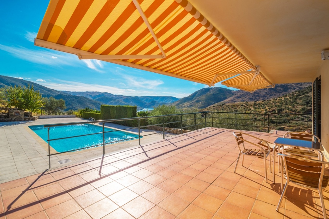 Haus mit Blick auf den Douro Fluss, Douro-Demarkations-Region, Portugal_362948