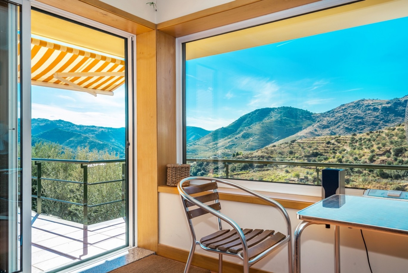 Haus mit Blick auf den Douro Fluss, Douro-Demarkations-Region, Portugal_362949