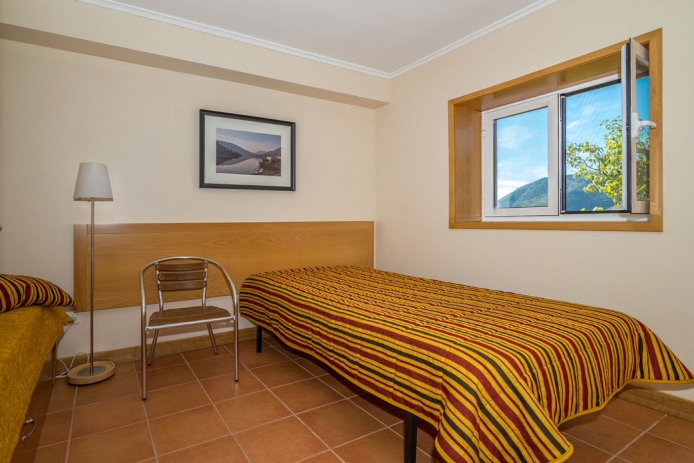 Haus mit Blick auf den Douro Fluss, Douro-Demarkations-Region, Portugal_362960