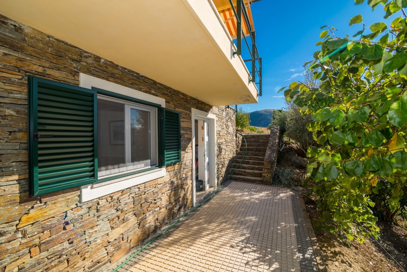 Haus mit Blick auf den Douro Fluss, Douro-Demarkations-Region, Portugal_362963