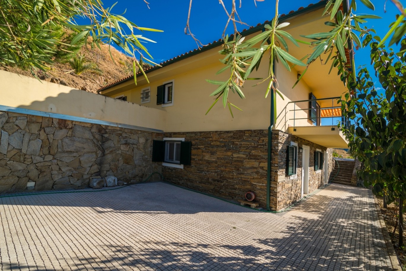 Haus mit Blick auf den Douro Fluss, Douro-Demarkations-Region, Portugal_362964