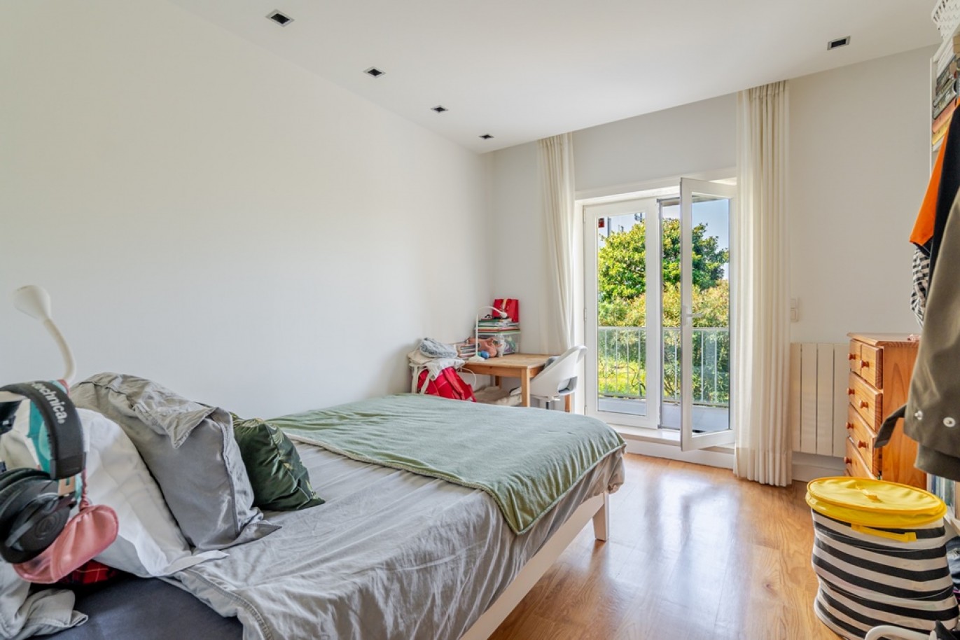Piso de 4 dormitorios con balcones en venta en Porto, Portugal_362972